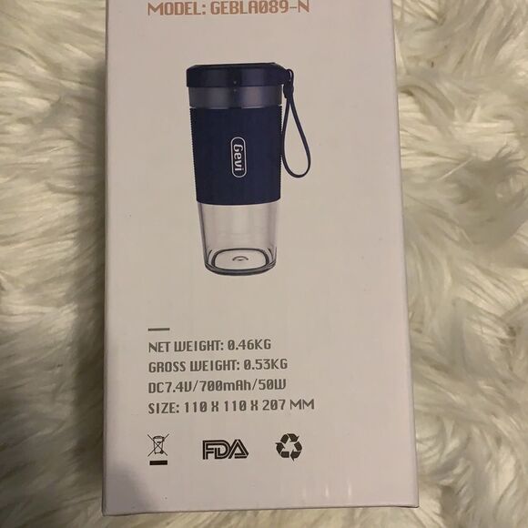 Portable blender complete with USB port to use at your desk or in travels - Picture 3 of 5